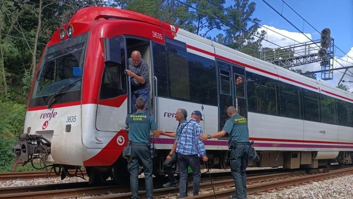 Evacuados 33 pasajeros de un tren de cercanías que sufrió una avería y quedó parado en la vía en Siero (Asturias)