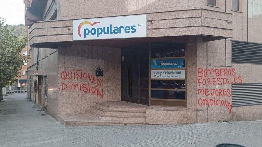 La sede del PP en Ponferrada amanece con pintadas que piden la dimisión de Suárez-Quiñones