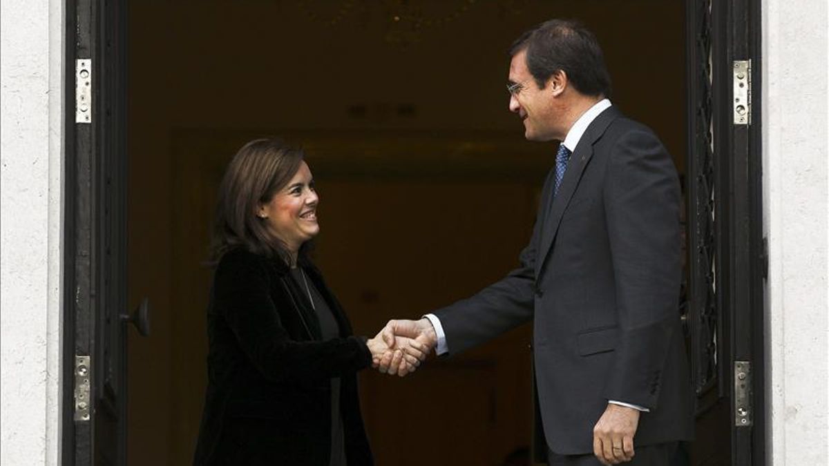 La vicepresidenta ve positiva la bajada del desempleo pero alerta de que hay que seguir