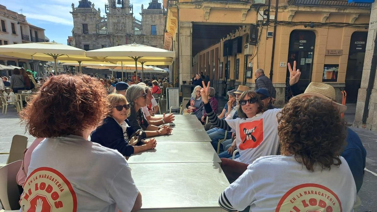 Miembros del frente de oposición vecinal a la planta de lodos de Piedralba, este sábado con camisetas y pegatinas por el centro de Astorga