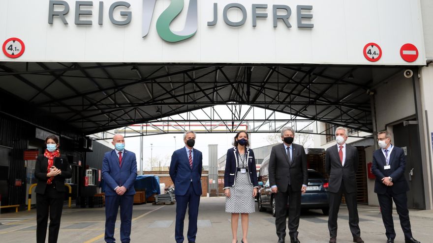 Visita de la ministra de Industria, Reyes Maroto, y el comisario europeo de Mercado Interior, Thierry Breton, en una visita a la planta en marzo de 2021