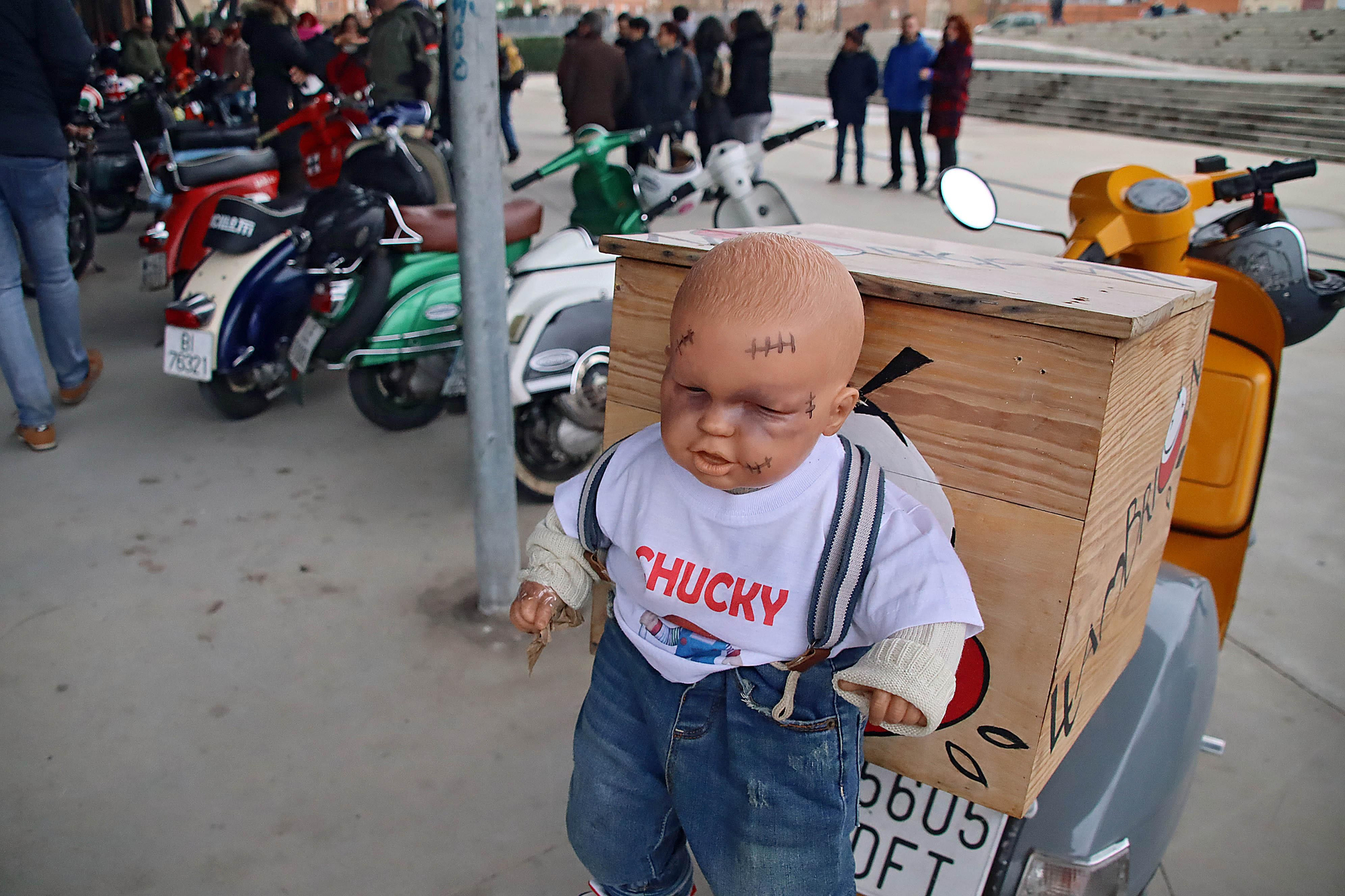 Las 'scooter' transportan a León a otros tiempos sobre dos ruedas