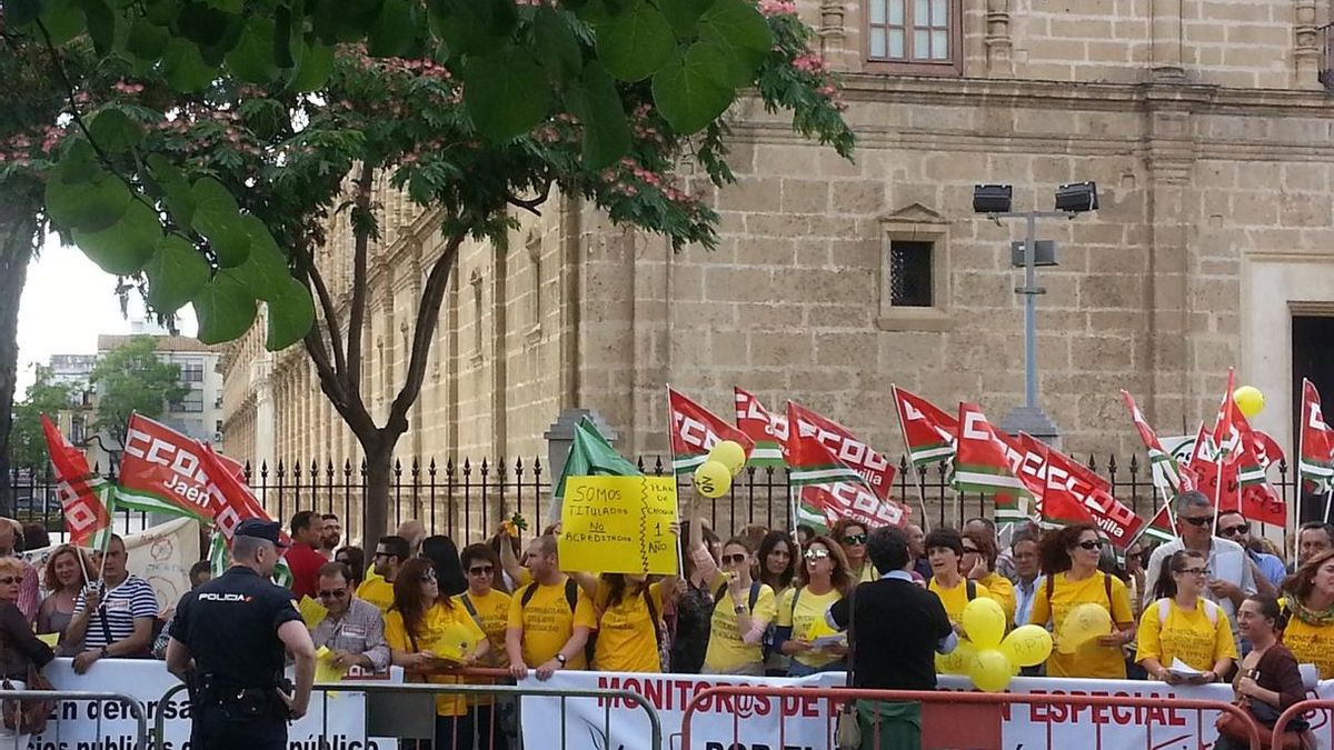 Cientos de trabajadores protestan ante el Parlamento contra la privatización de servicios educativos