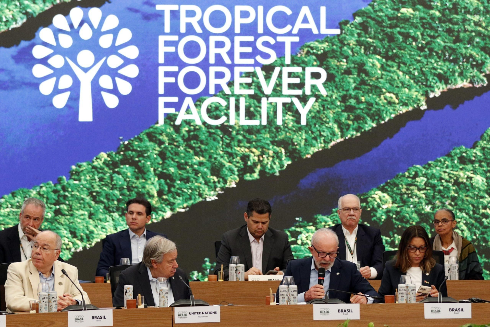 Luiz Inácio Lula da Silva habla durante la presentación de la iniciativa Fondo Bosques Tropicales para Siempre en la COP30, con António Guterres, secretario general de las Naciones Unidas, sentado a su lado.