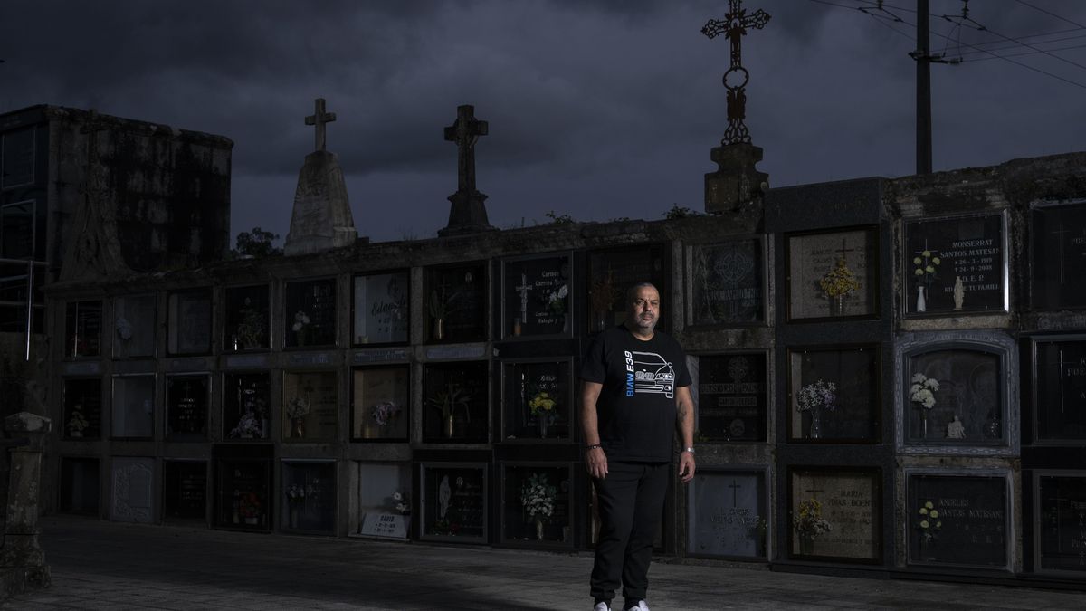 El enterrador Marcos Rodríguez Campos en el cementerio de O Porriño (Pontevedra)