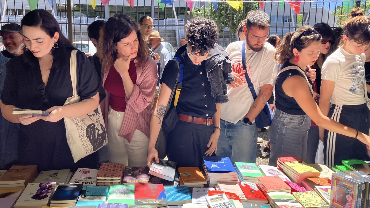 El público ojea libros en el mercadillo, situado en el patio de la BRMU