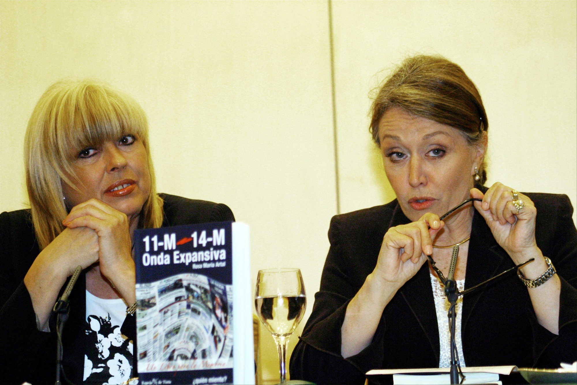 La escritora Rosa María Artal y la periodista Rosa María Mateo durante la presentación del libro  "11M-14M: Onda expansiva" (20 de abril 2004)
