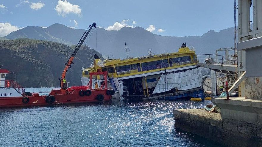 El buque encallado en Agaete sigue en una situación "delicada" pese a haber sido liberado
