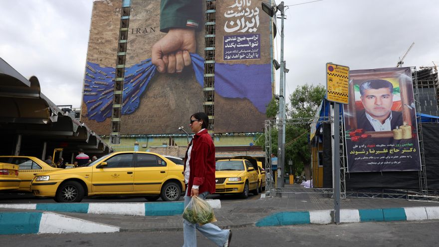 Un cartel en Teherán que dice que el Estrecho de Ormuz siempre estará en manos iraníes. EFE/EPA/ABEDIN TAHERKENAREH