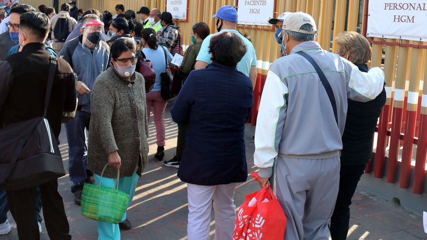 Familiares de pacientes de la Covid-19 esperan resultados en la entrada principal del Hospital General de México, en Ciudad de México (México). EFE/ José Pazos/Archivo