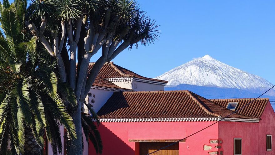 El Teide recibe la primavera con un manto de nieve, dejado por la borrasca Therese a su paso por el archipiélago canario. (EFE/Andrés Campos)