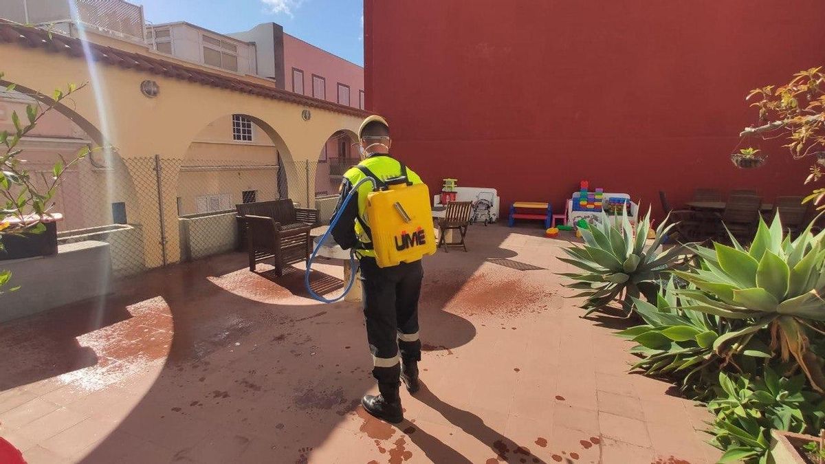 La UME desinfecta centros de menores en Tenerife y Gran Canaria