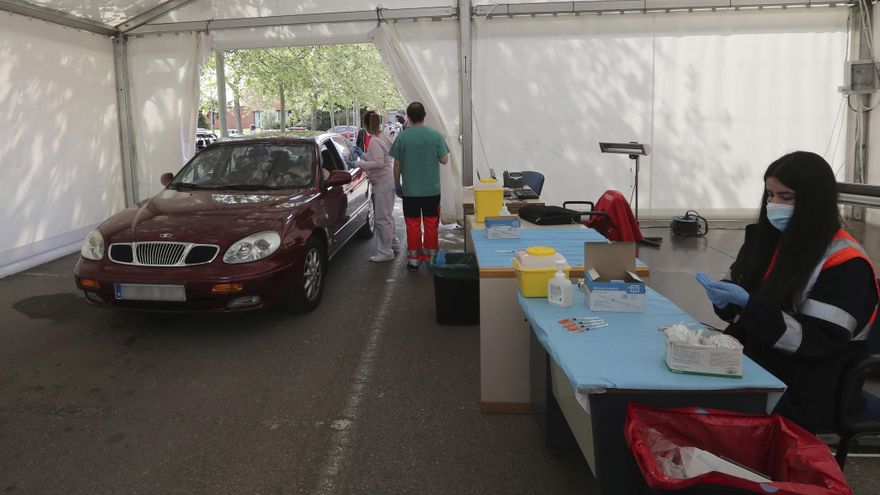 Un hombre se vacuna contra el Covid19 en su vehículo, este jueves en el Hospital del Bierzo en Ponferrada.- EFE/ANA F. BARREDO