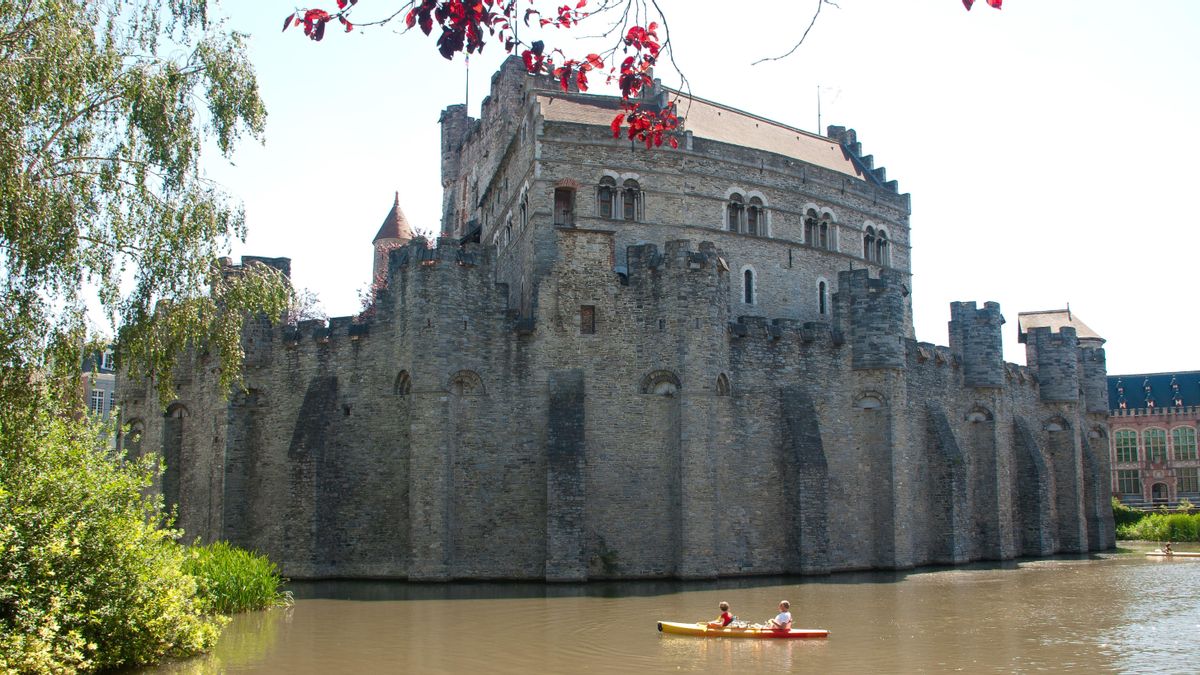 El castillo de Gante desde el agua.