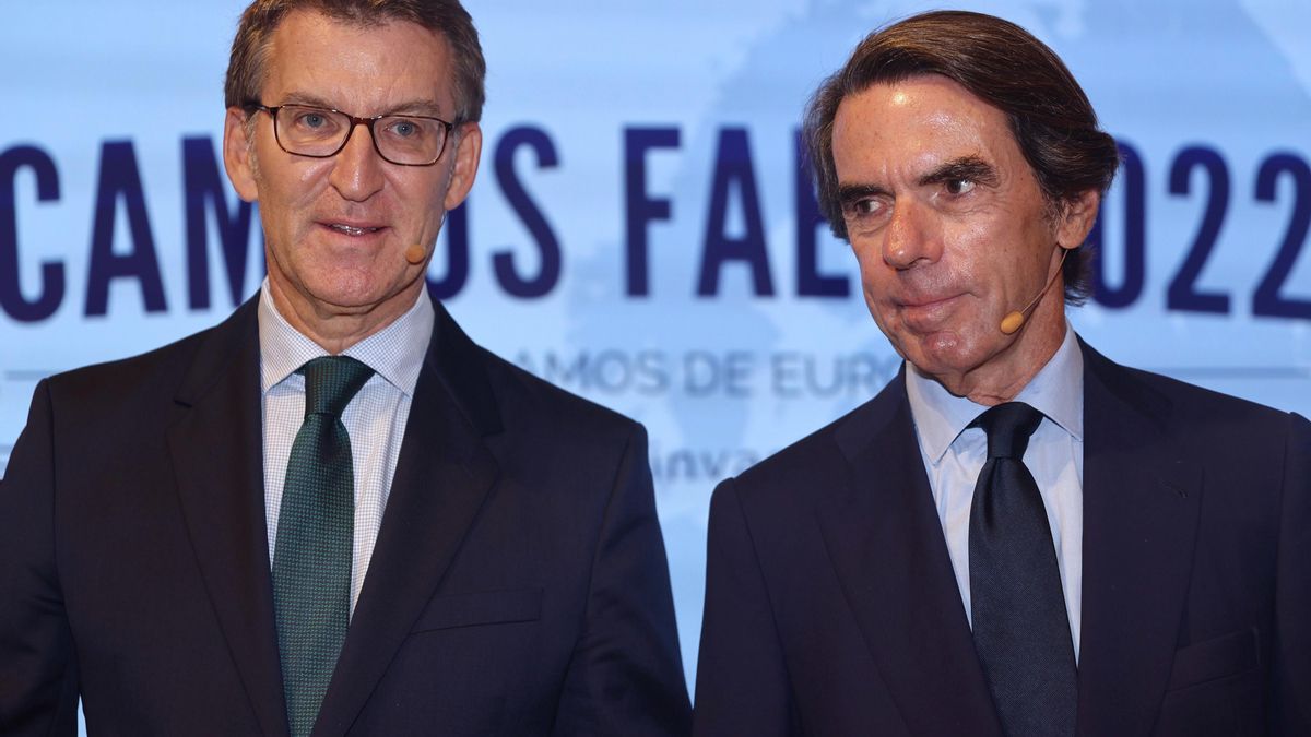 Archivo - El presidente del Partido Popular, Alberto Núñez Feijóo, y el presidente de la Fundación FAES, José María Aznar, durante la clausura del Campus FAES 2022, en el Espacio Bertelsmann, a 23 de septiembre de 2022, en Madrid (España).