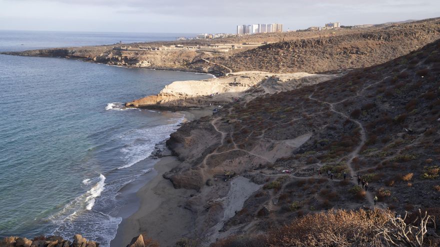 Desalojo de La Caleta de Adeje, donde existe un asentamiento ilegal en la costa