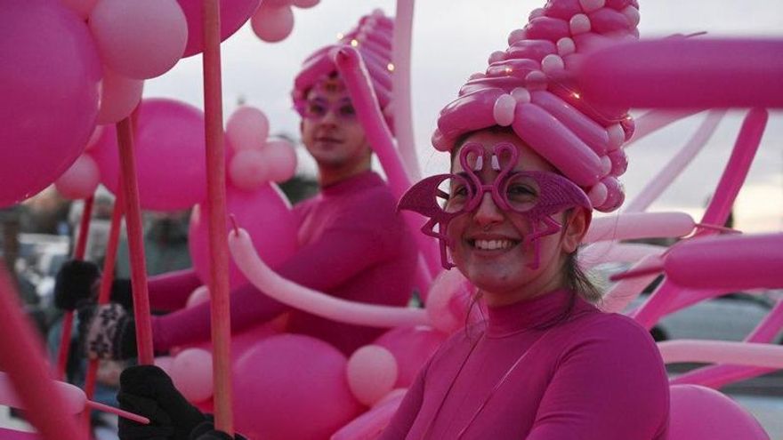 La colorida cabalgata de Reyes Magos ilumina León