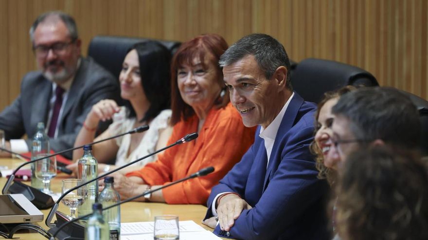 El presidente del Gobierno y líder del PSOE, Pedro Sánchez, en su intervención en el Congreso en una reunión interparlamentaria con diputados, senadores y europarlamentarios socialistas.