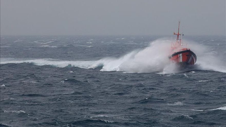 Rescatados cerca de Tarifa 12 inmigrantes en una patera, entre ellos un bebé