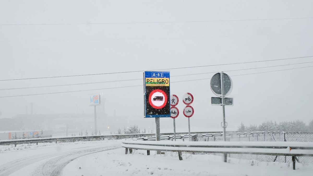Un cartel anuncia peligro por nieve en la A-67 este miércoles