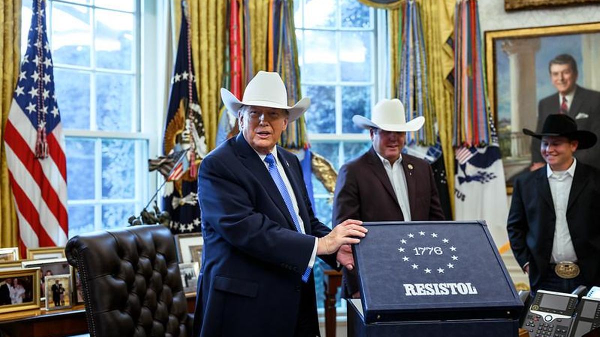 El presidente Donald J. Trump recibe a los ganadores del Campeonato Nacional de Rodeo en el Despacho Oval. 