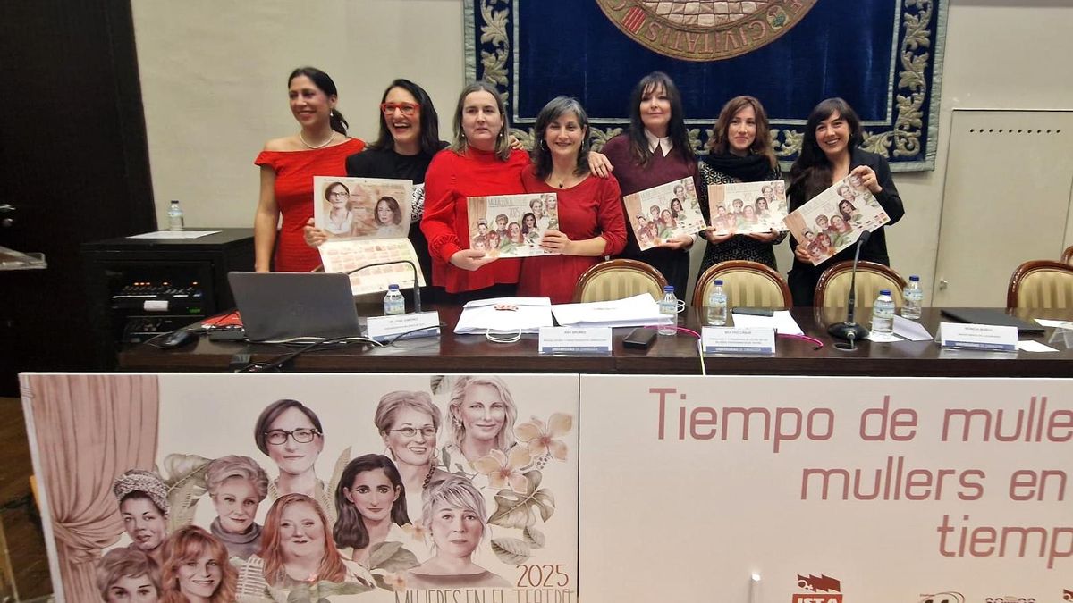 Las participantes en la presentación con el calendario 2025