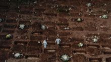 Fotografía tomada en el mes de mayo con un dron en el cementerio de Caju, en la zona norte de Río de Janeiro (Brasil)