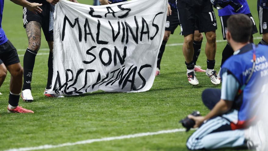 Contra las disposiciones y el Gobierno: los jugadores exhibieron una bandera de Malvinas