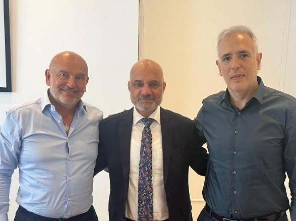 Esteban Leguizamo y Carlos Zamparolo junto al embajador indio en la Argentina.