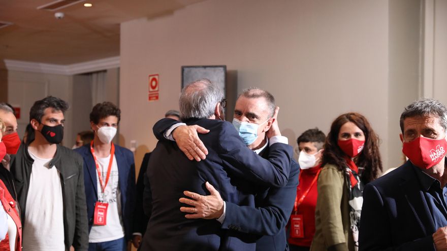 Angel Gabilondo abraza a José Manuel Franco momentos antes de ofrecer una rueda de prensa tras las votaciones de la jornada electoral, a 4 de mayo de 2021, en Madrid (España).