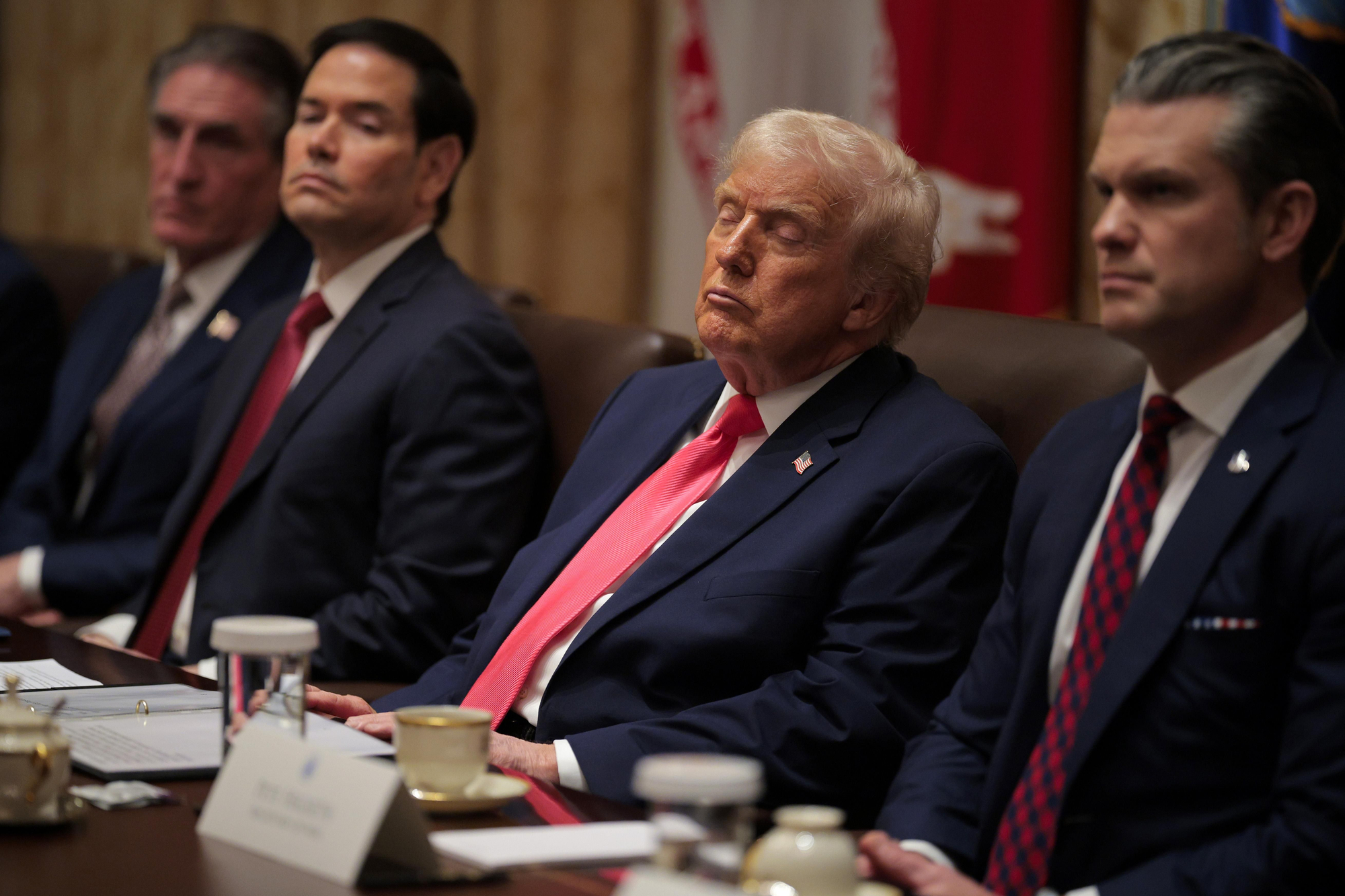 El presidente de los Estados Unidos, Donald Trump, en la reunión de su gabinete, junto al secretario del Interior, Doug Burgum; el secretario de Estado, Marco Rubio; y el secretario de Guerra, Pete Hegseth, en la Casa Blanca el 2 de diciembre de 2025.