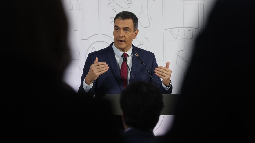 El presidente del Gobierno, Pedro Sánchez comparece antes los medios tras el Consejo de Ministros celebrado en el Palacio de La Moncloa en Madrid este martes.