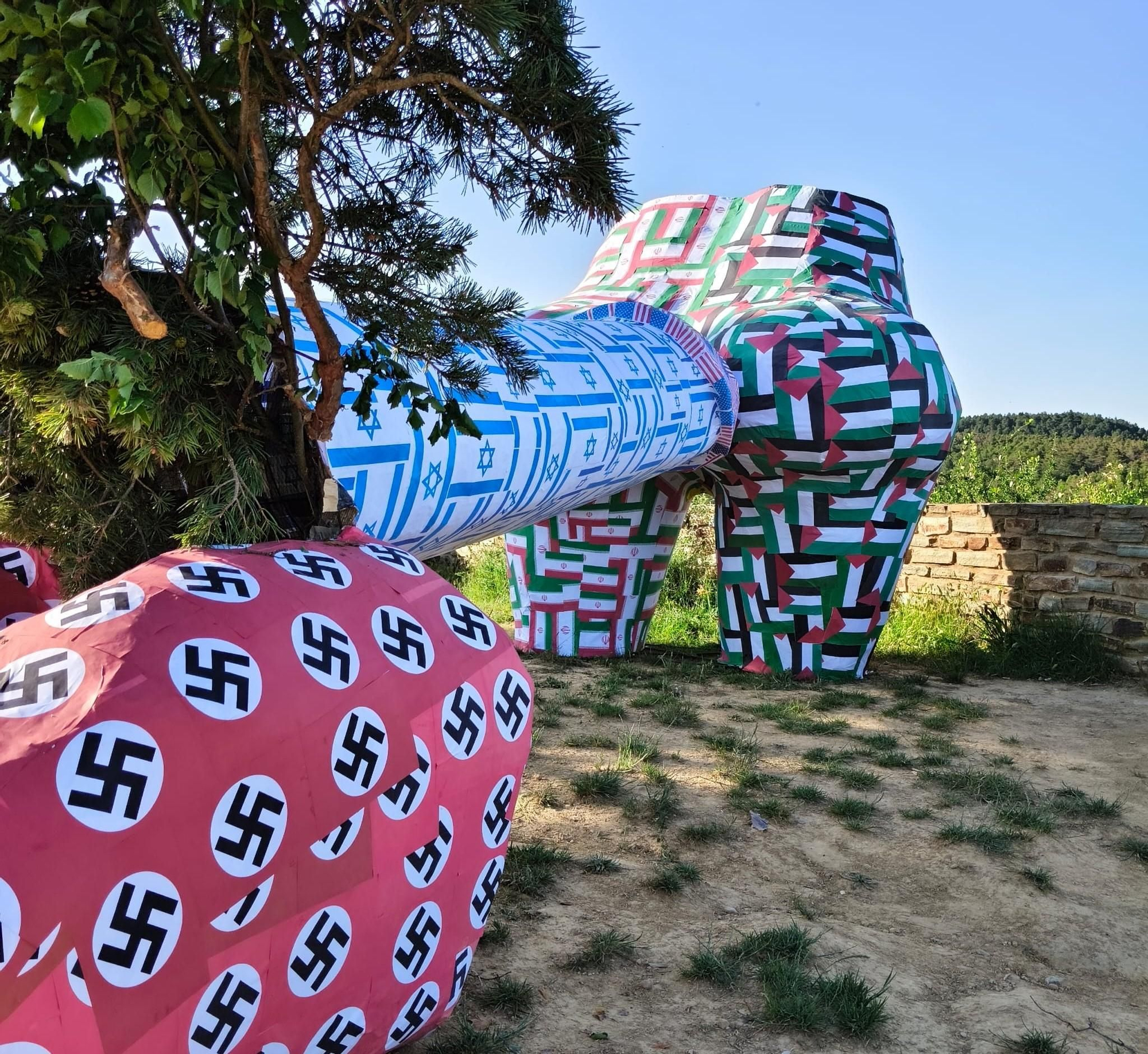 La provocativa obra efímera se encuentra en el alto de Las Lomas.