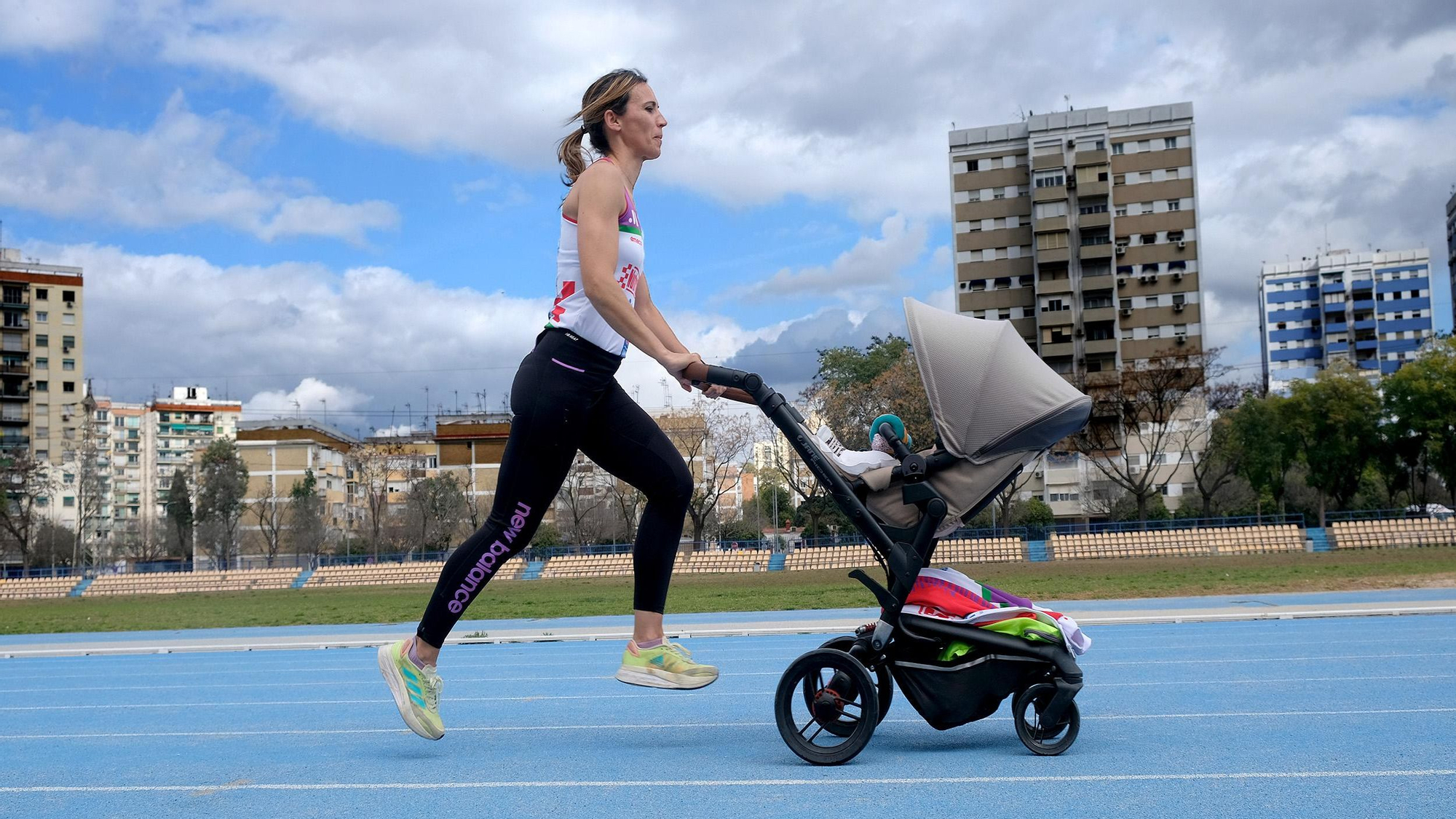 Carmen calienta en la pista dando varias vueltas con el carrito de su bebé