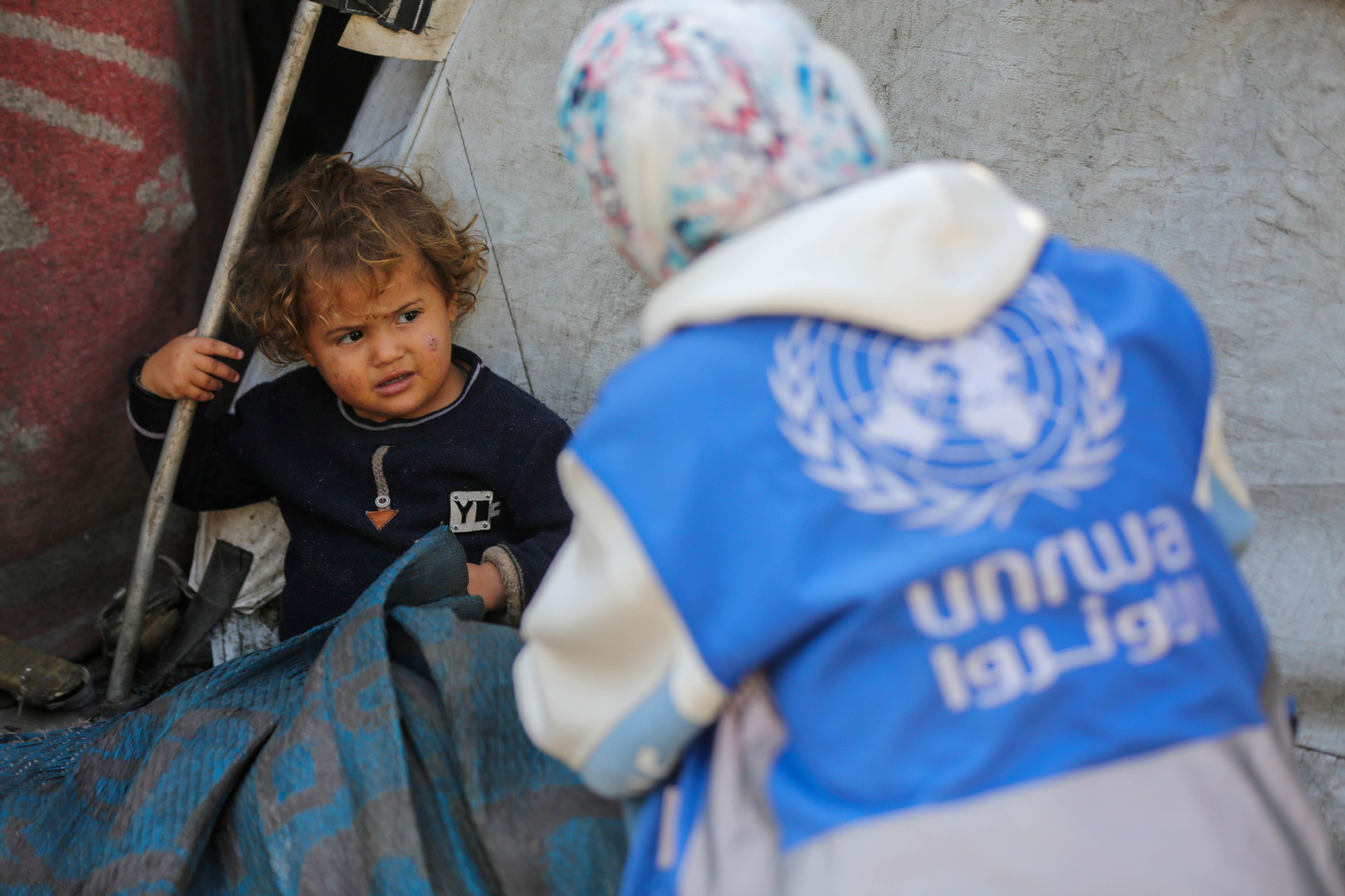 Una trabajadora humanitaria de UNRWA presta apoyo a personas desplazadas en sus refugios de Deir el-Balah, en la franja de Gaza (imagen de archivo) 
