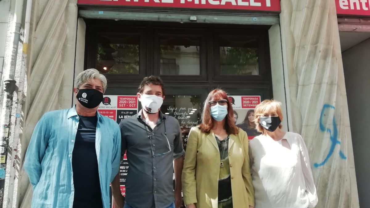 Joan Peris, Borja Penalba, Maria del Mart Bonet i Pilar Almeria, aquest dimarts, front al Teatre Micalet.