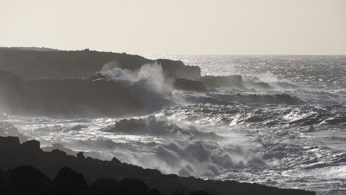 Lanzarote vigilará sus costas para evitar que las personas se acerquen durante la alerta por el fuerte oleaje