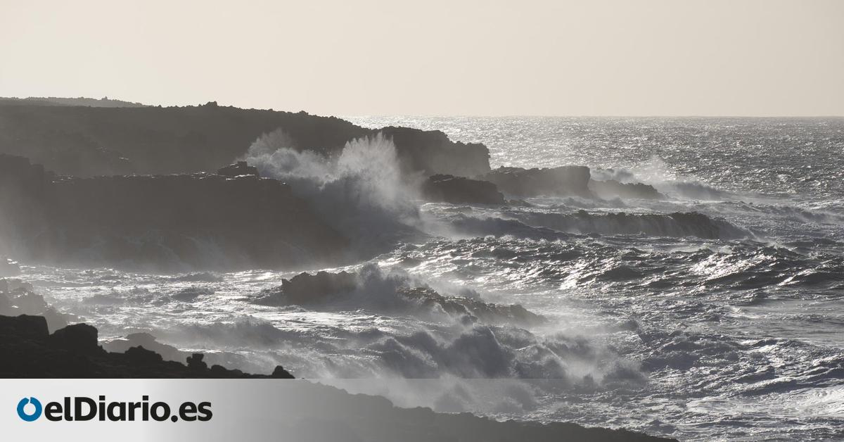 Lanzarote vigilará sus costas para evitar que las personas se acerquen durante la alerta por el fuerte oleaje
