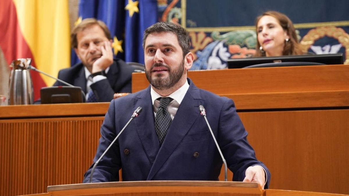 “Primero quienes sostienen España”: Vox reivindica la 'prioridad nacional' y Azcón evita rebatirle