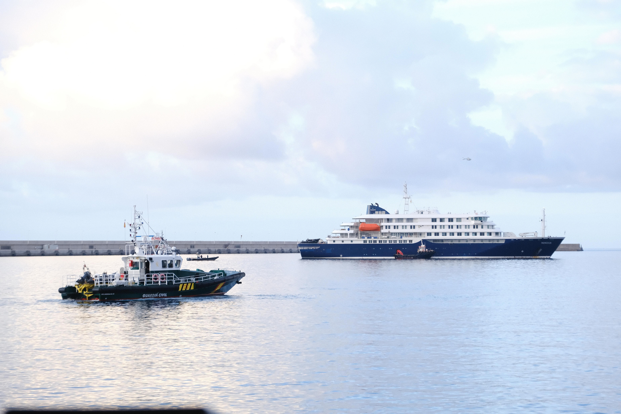 El buque MV Hondius, que ha sufrido un brote de hantavirus, ha entrado a las 6.05 horas de Canarias (5.05 GMT) en el puerto de Granadilla de Abona (sur de Tenerife).