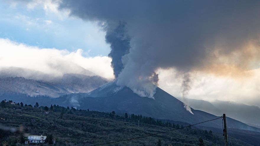 El volcán, expulsando ceniza y gases este domingo