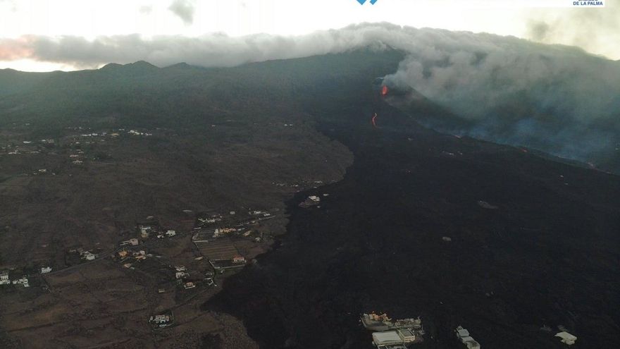 La lava sigue alimentando las coladas y una baja lentamente hacia Puerto Naos