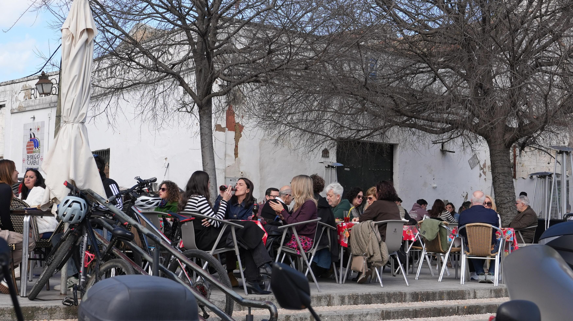 Los cordobeses se echan a la calle en este domingo de sol