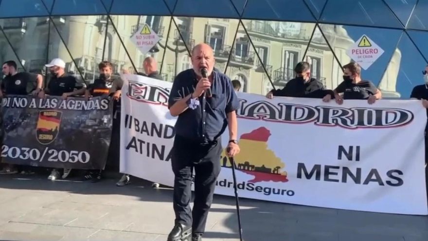 El presidente de España 2000, José Luis Roberto, durante su discurso en la marcha neonazi de Madrid.