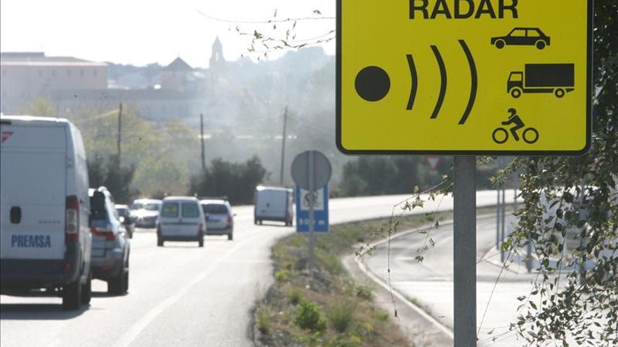 El Congreso pide radares fijos en los tramos con más accidentes por velocidad