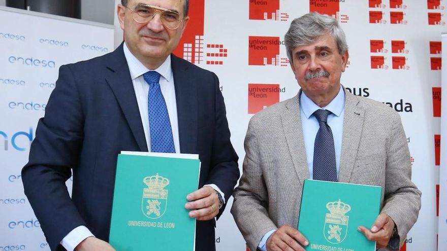 El rector de la ULE, Juan Francisco García Marín (D), junto al director general de Generación Térmica de Endesa, Paolo Bondi (I)