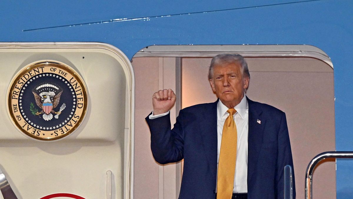 El presidente de EE.UU. Donald Trump desciende del Air Force One a su llegada al aeropuerto internacional de Haneda en Tokio, Japón, el 27 de octubre de 2025. El presidente está de visita durante tres días, que incluye reuniones con el recién elegido primer ministro de Japón, Sanae Takaichi, y el emperador Naruhito, con el objetivo de reafirmar la alianza entre Japón y EE.UU. (Japón, Tokio) EFE/EPA/JIJI PRESS JAPAN OUT EDITORIAL USE ONLY/