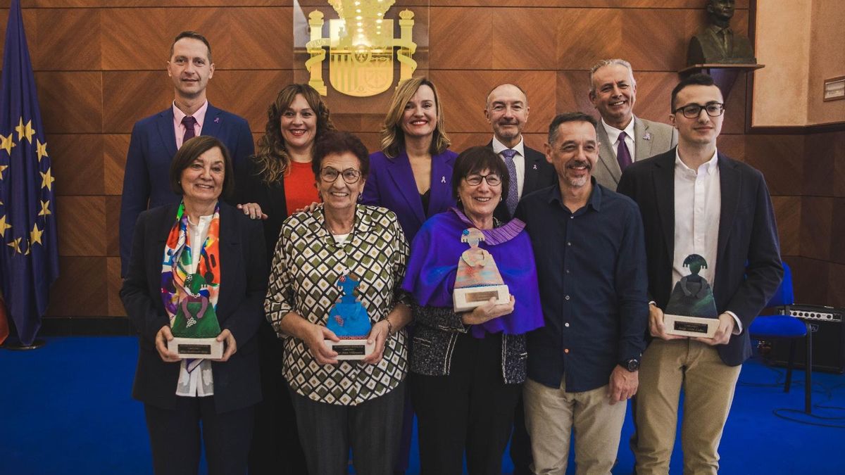 Los premiados en los Menina 2025, junto a la ministra Pilar Alegría y el delegado del Gobierno en Aragón, Fernando Beltrán.