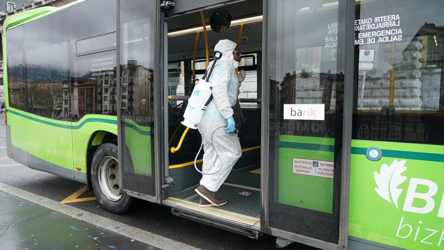Un operario desinfecta una unidad de Bizkaibus