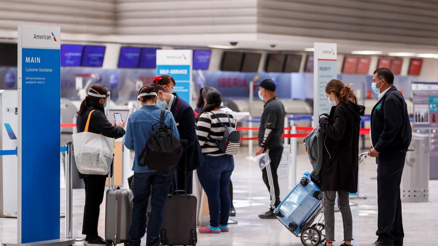 Unos viajeros pasan por un filtro sanitario, donde realizan pruebas para la detección de la covid-19  en el Aeropuerto Internacional de la Ciudad de México (México). EFE/José Méndez/Archivo